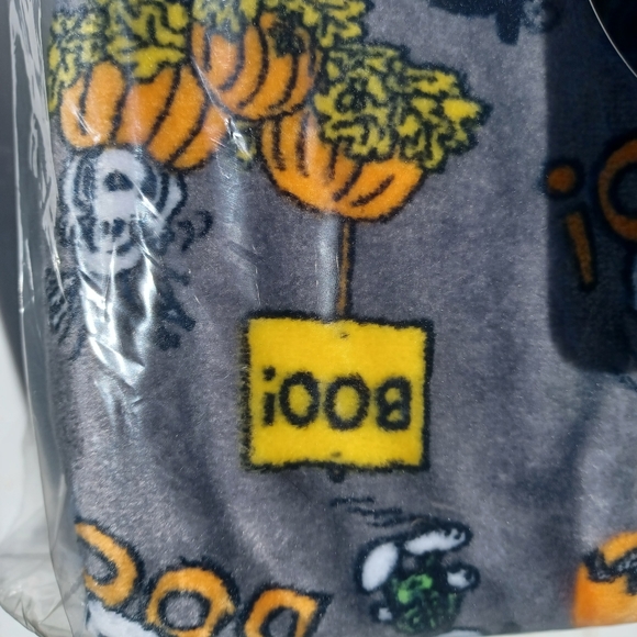 New Factory Sealed Large Halloween Plush Blanket 🎃 - Picture 2 of 5